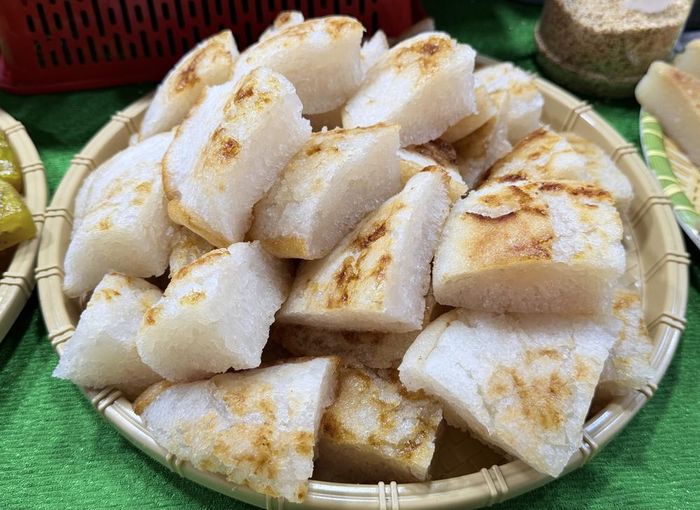 Bánh bò nướng món bánh dân gian đặc trưng của vùng Nam Bộ được giới thiệu tại Ngày hội Bánh dân gian Nam Bộ - An Giang 2026. Ảnh: Thanh Sang- TTXVN