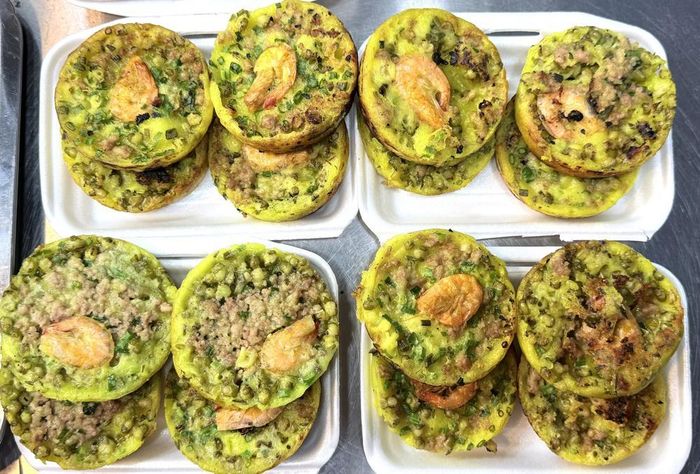 Bánh khọt miền Trung được đổ nóng tại chỗ, có lớp vỏ giòn, nhân tôm hấp dẫn, phục vụ người dân và du khách. Ảnh: Thanh Sang- TTXVN