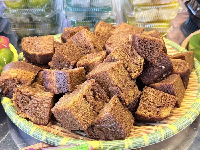 Bánh bò thốt nốt món bánh dân gian đặc trưng của vùng Bảy Núi, An Giang được giới thiệu tại Ngày hội Bánh dân gian Nam Bộ - An Giang 2026. Ảnh: Thanh Sang- TTXVN