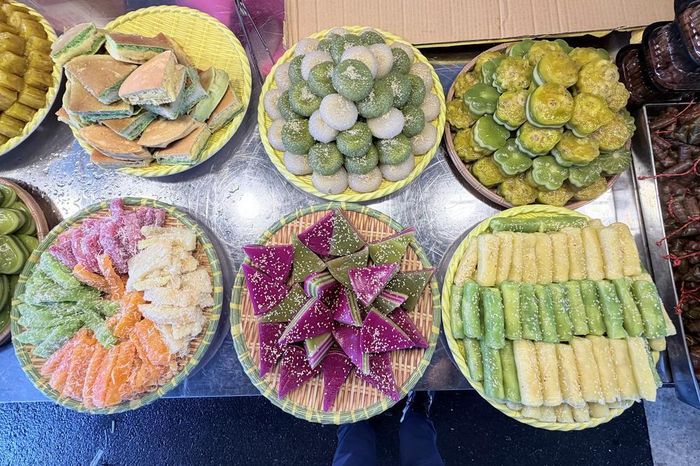 Các loại bánh dân gian Nam Bộ với hương vị đặc trưng, màu sắc phong phú được trưng bày tại Ngày hội Bánh dân gian Nam Bộ - An Giang 2026. Ảnh: Thanh Sang- TTXVN