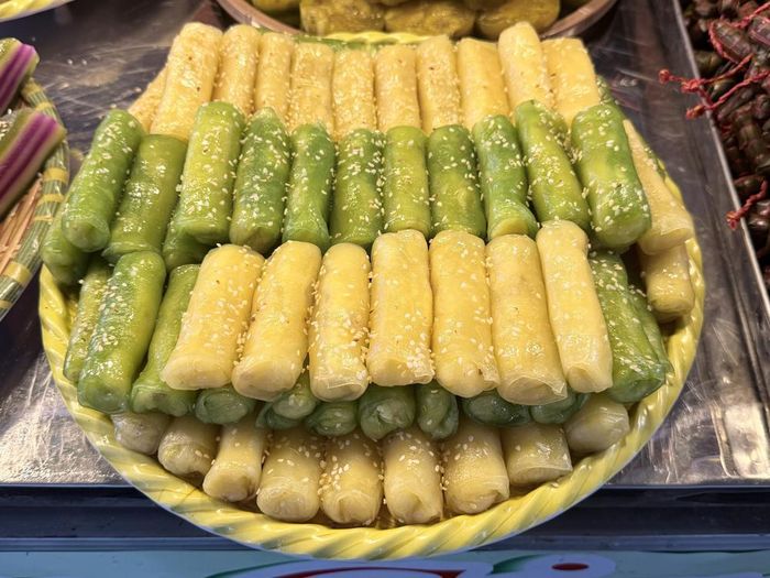 Bánh cuốn ngọt với màu xanh từ lá dứa và màu vàng từ đậu xanh món bánh dân gian đặc trưng của miền Tây Nam Bộ được trưng bày tại Ngày hội Bánh dân gian Nam Bộ - An Giang 2026. Ảnh: Thanh Sang- TTXVN
