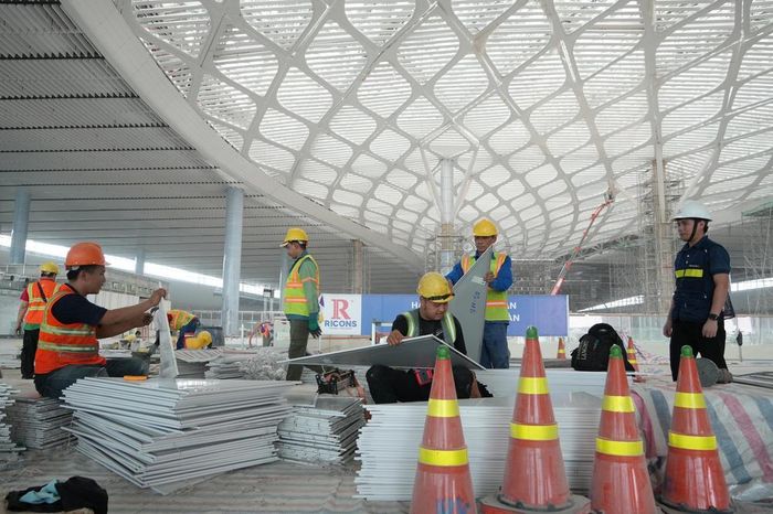 Người lao động hoàn thiện các kết cấu để lắp đặt vào mái kính skylight nhà ga hành khách sân bay Long Thành. Ảnh: Công Phong - TTXVN