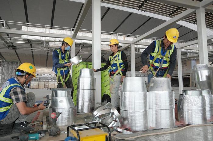 Người lao động hoàn thiện các kết cấu để lắp đặt vào hệ thống thông gió nhà ga hành khách sân bay Long Thành. Ảnh: Công Phong - TTXVN