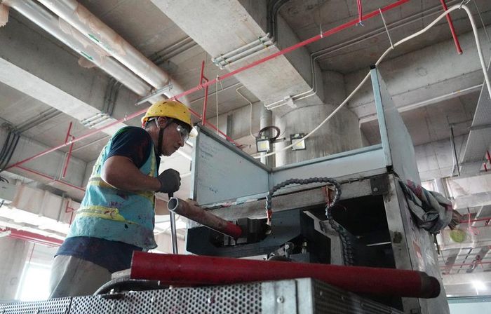 Người lao động hoàn thiện các kết cấu để lắp đặt tại hệ thống phòng cháy, chữa cháy ga hành khách sân bay Long Thành. Ảnh: Công Phong - TTXVN