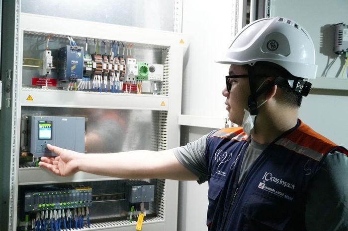 Người lao động kiểm tra hệ thống điện phục vụ hệ thống xử lý hành lý nhà ga hành khách sân bay Long Thành. Ảnh: Công Phong - TTXVN