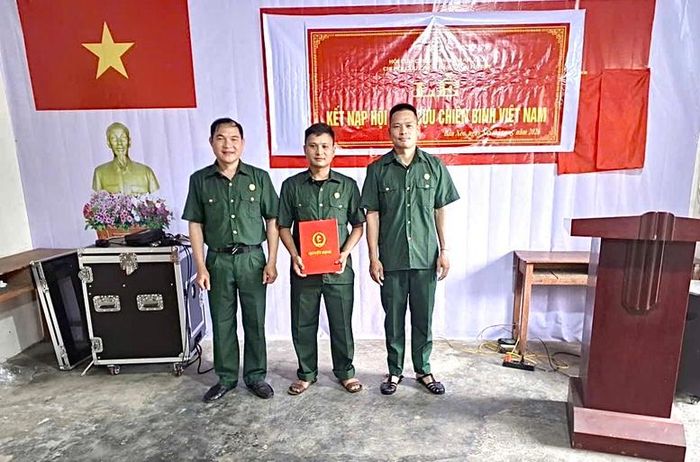 Anh Hoàng Văn Sàng, Chủ tịch Hội Cựu chiến binh xã Bản Xèo, Lào Cai (ngoài cùng bên trái) - Ảnh: NVCC