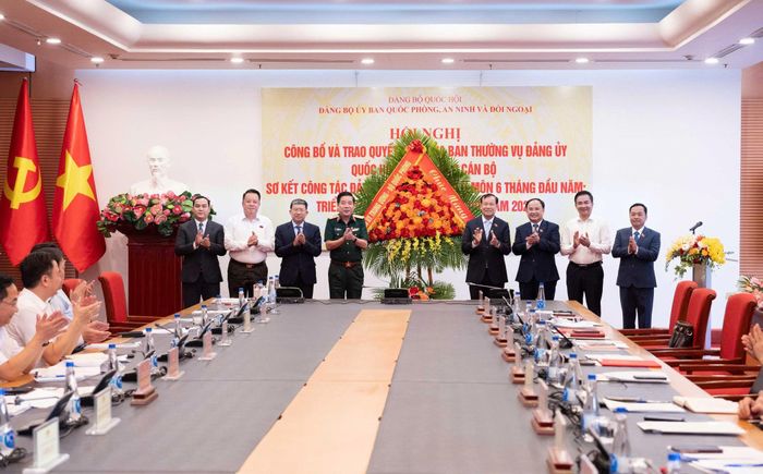 Thượng tướng Nguyễn Văn Gấu, Thứ trưởng Bộ Quốc phòng chúc mừng các đồng chí nhận Quyết định