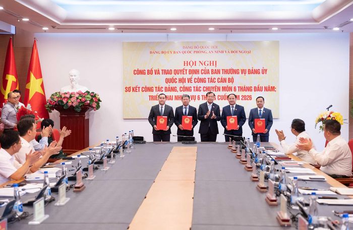 Thượng tướng Lê Tấn Tới, Ủy viên Ban Thường vụ Đảng ủy Quốc hội, Bí thư Đảng ủy, Chủ nhiệm Ủy ban Quốc phòng, An ninh và Đối ngoại chủ trì và trao các Quyết định