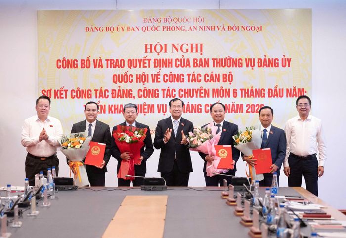 Thượng tướng Lê Tấn Tới, Ủy viên Ban Thường vụ Đảng ủy Quốc hội, Bí thư Đảng ủy, Chủ nhiệm Ủy ban Quốc phòng, An ninh và Đối ngoại và các Phó Chủ nhiệm chúc mừng các đồng chí nhận Quyết định