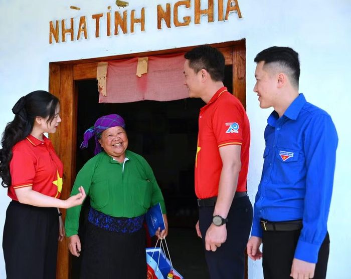 Lãnh đạo Trung ương Đoàn đến thăm, trao quà tặng các hộ gia đình có hoàn cảnh khó khăn trên địa bàn xã Lũng Cú (tỉnh Tuyên Quang).