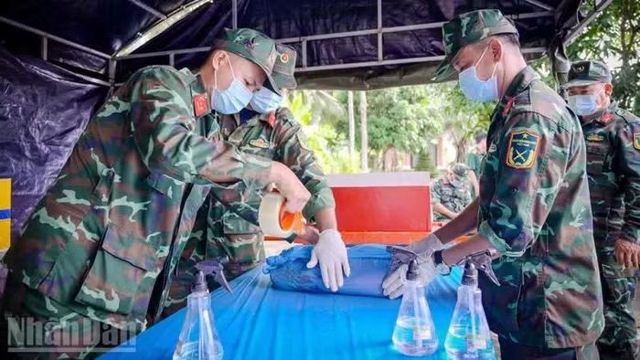 Đội lấy mẫu cẩn thận lấy mẫu hài cốt liệt sĩ chưa xác định được thông tin để phục vụ giám định ADN tại nghĩa trang liệt sĩ tỉnh An Giang, ở phường Rạch Giá.