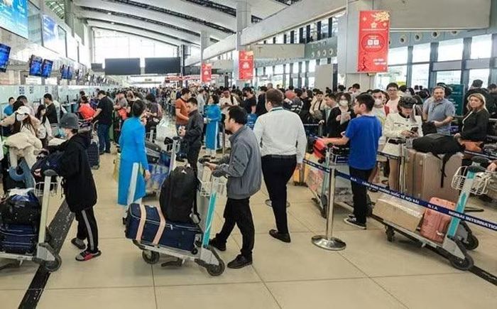 Cảng hàng không quốc tế Nội Bài luôn tấp nập bất kể ngày lễ hay ngày thường.