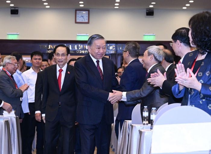 Tổng Bí thư, Chủ tịch nước Tô Lâm bắt tay các đại biểu tham dự Phiên khai mạc toàn thể Hội nghị Ngoại giao lần thứ 33.