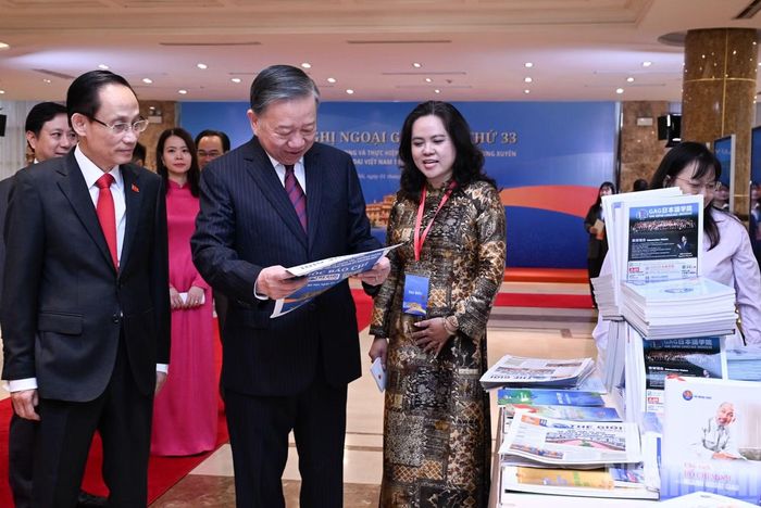 Tổng Bí thư, Chủ tịch nước Tô Lâm nghe giới thiệu về Báo Thế giới và Việt Nam - cơ quan báo chí của Bộ Ngoại giao Việt Nam.