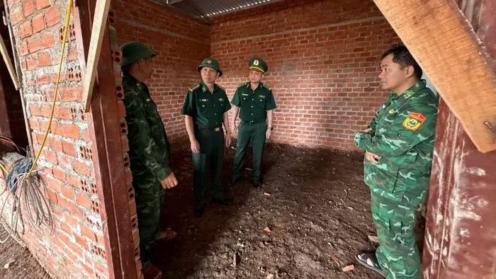 Đại tá Đỗ Quang Thấm gặp gỡ động viên cán bộ, chiến sĩ đang thực hiện nhiệm vụ xây dựng nhà ở tặng gia đình ông Chung.