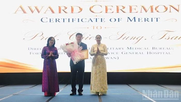 Bà Nguyễn Thị Anh Thi, Phó Chủ tịch Ủy ban nhân dân thành phố Đà Nẵng và bà Trần Thanh Thủy, Giám đốc Sở Y tế Đà Nẵng trao Bằng khen tặng bác sĩ Tsai Chien-Sung.