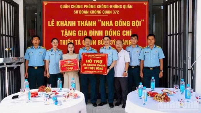Thượng tá Nguyễn Bá Long, Phó Chính ủy Trung đoàn 929, Sư đoàn 372 bàn giao “Nhà đồng đội” tặng gia đình Thiếu tá Quân nhân chuyên nghiệp Bùi Sỹ Hoàng.
