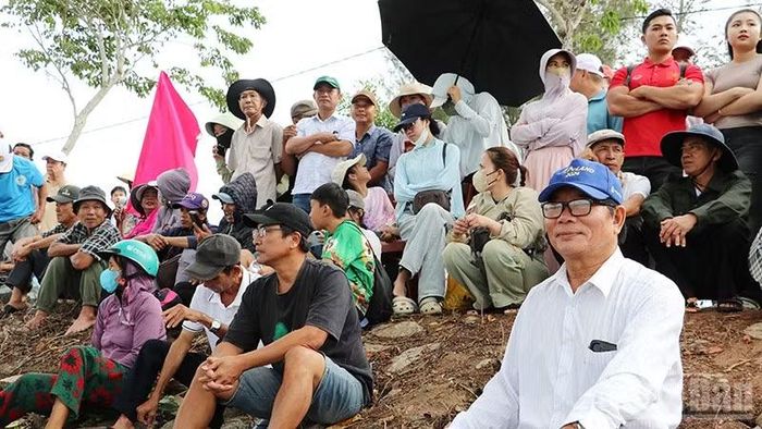 Đông đảo người dân đến để xem các đội đua thi đấu tại Giải đua thuyền truyền thống phường Quảng Phú lần thứ nhất năm 2026.