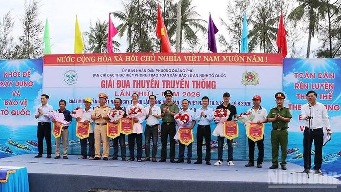 Ban tổ chức tặng cờ lưu niệm cho các đội đua tham gia giải.