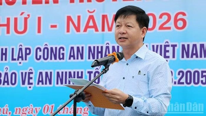 Chủ tịch Ủy ban nhân dân phường Quảng Phú Huỳnh Ngọc Bá phát biểu khai mạc giải đua thuyền.
