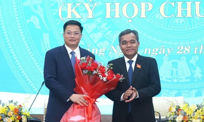 Đồng chí Hồ Văn Niên, Ủy viên Trung ương Đảng, Bí thư Tỉnh ủy Quảng Ngãi tặng hoa chúc mừng ông Nguyễn Đức Tâm được Hội đồng nhân dân tỉnh Quảng Ngãi bầu giữ chức Chủ tịch Ủy ban nhân dân tỉnh Quảng Ngãi nhiệm kỳ 2026-2031.