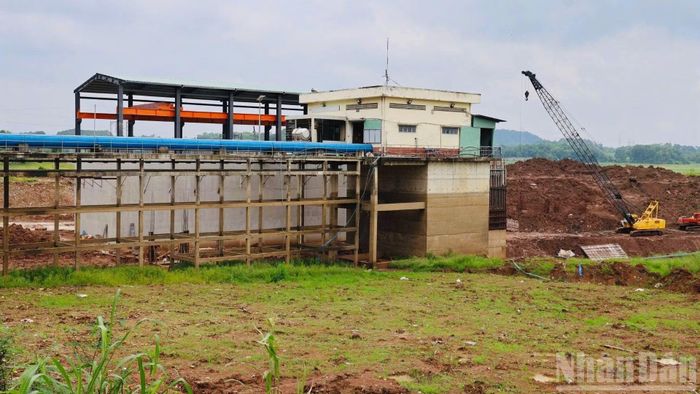 Mực nước hồ cạn, khiến khu vực lấy nước thô của Công ty cổ phần cấp nước Gia Tân gặp khó khăn.