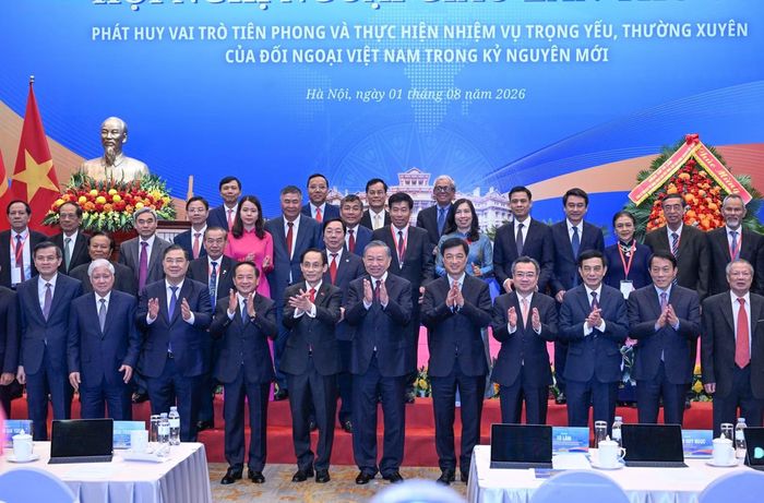 Tổng Bí thư, Chủ tịch nước Tô Lâm cùng các đồng chí lãnh đạo Đảng, Nhà nước và các đại biểu tham dự hội nghị chụp ảnh chung.