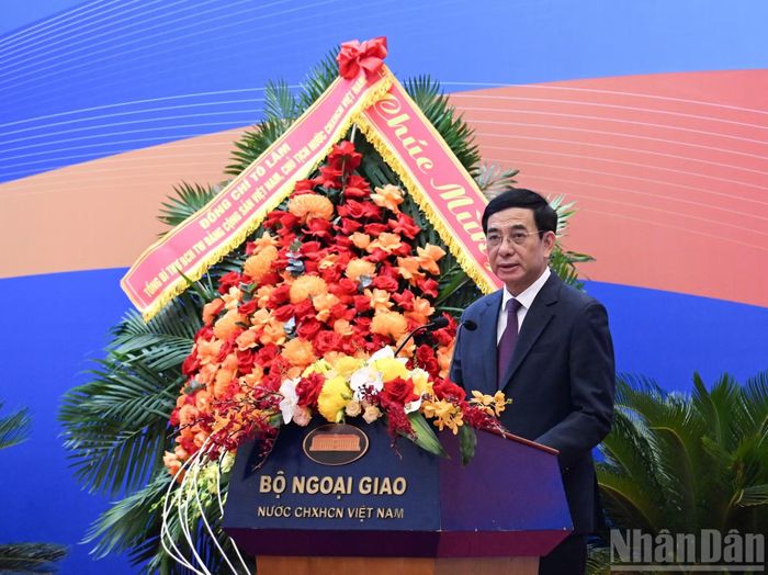 Đại tướng Phan Văn Giang, Ủy viên Bộ Chính trị, Phó Thủ tướng Chính phủ, Bộ trưởng Quốc phòng phát biểu tham luận tại hội nghị.