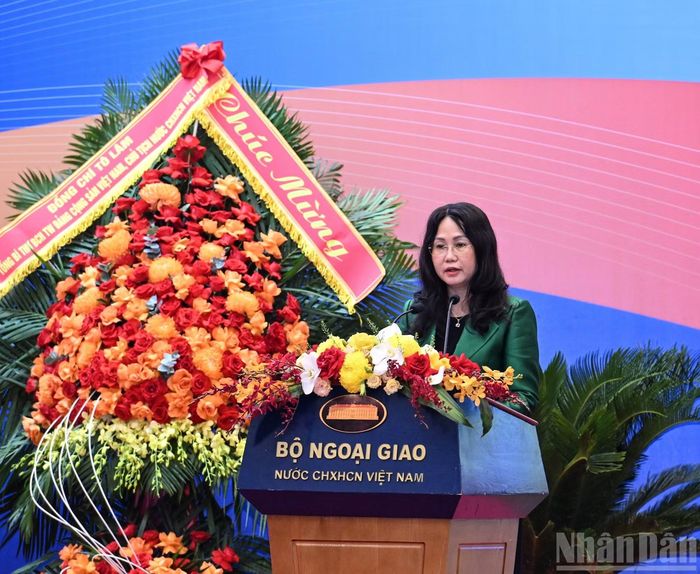 Đồng chí Lâm Thị Phương Thanh, Ủy viên Trung ương Đảng, Bộ trưởng Văn hóa, Thể thao và Du lịch phát biểu tham luận tại hội nghị.