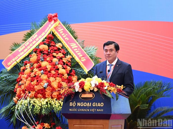 Đồng chí Nguyễn Sinh Nhật Tân, Thứ trưởng Công thương phát biểu tham luận tại hội nghị.