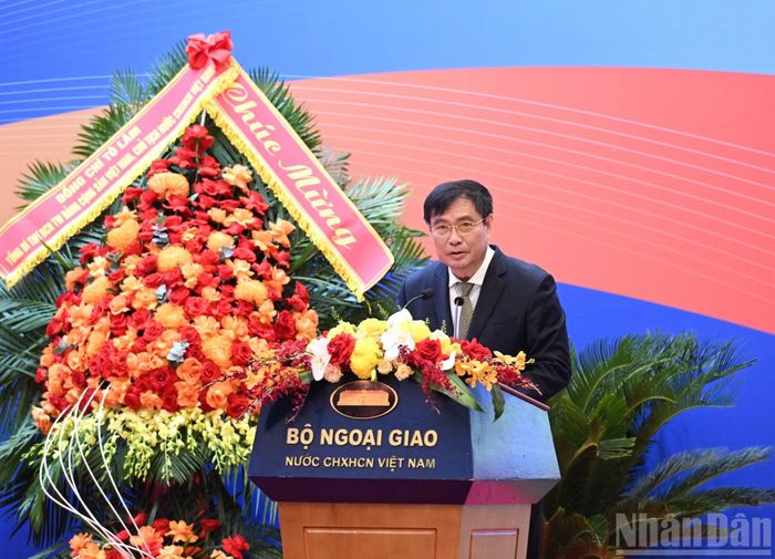 Đồng chí Phan Xuân Thủy, Phó Trưởng Ban Tuyên giáo Trung ương phát biểu tham luận tại hội nghị.
