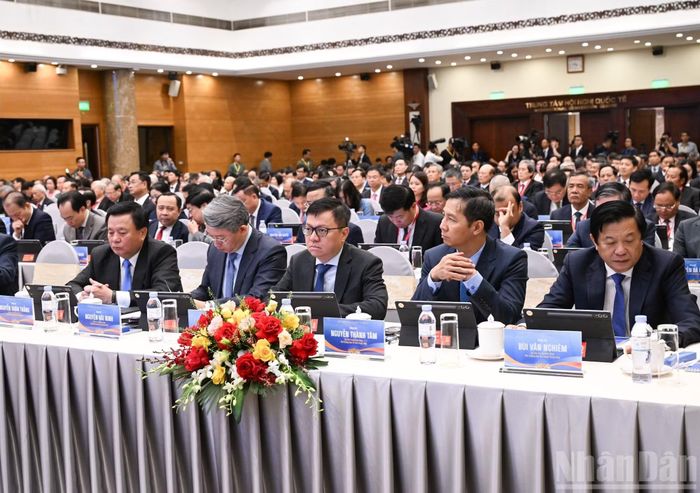 Các đại biểu tham dự hội nghị lắng nghe tham luận của các cơ quan.