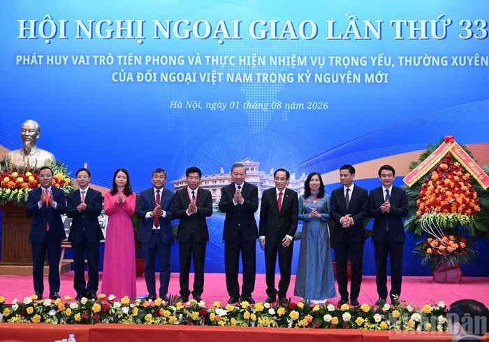 Tổng Bí thư, Chủ tịch nước Tô Lâm chụp ảnh chung cùng lãnh đạo Bộ Ngoại giao.