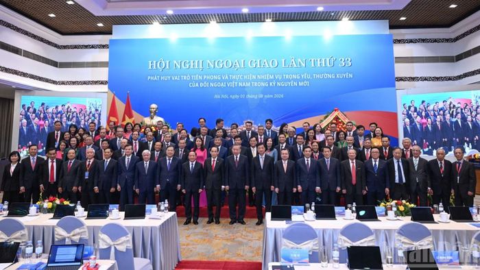 Tổng Bí thư, Chủ tịch nước Tô Lâm cùng các đồng chí lãnh đạo Đảng, Nhà nước và các đại biểu tham dự hội nghị chụp ảnh chung.