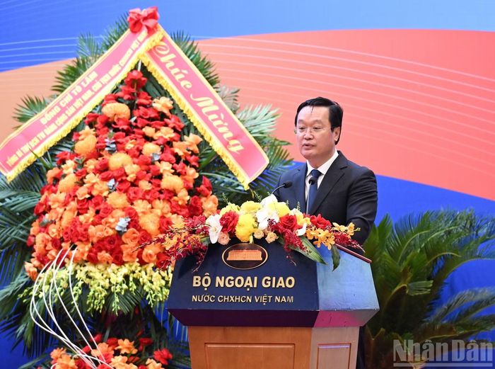 Đồng chí Nguyễn Đức Trung, Phó Trưởng Ban Chính sách, Chiến lược Trung ương phát biểu tham luận tại hội nghị.