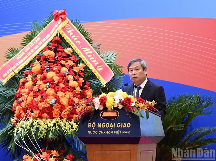 Đồng chí Vũ Đại Thắng, Ủy viên Trung ương Đảng, Phó Bí thư Thành ủy, Chủ tịch Ủy ban nhân dân Thành phố Hà Nội phát biểu tham luận tại hội nghị.