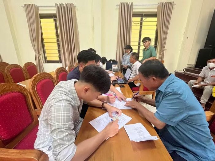 Người dân xã Vĩnh Hưng nhận tiền bồi thường, hỗ trợ giải phóng mặt bằng thực hiện dự án.