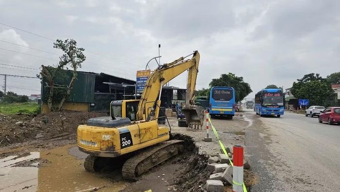 Nhiều đoạn vướng mặt bằng thi công do người dân chậm bàn giao đất.