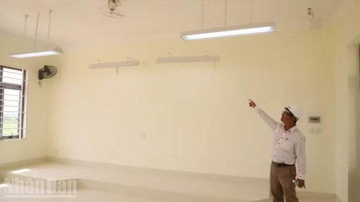 Các đơn vị thi công đang gấp rút hoàn thành, bàn giao đưa Trường phổ thông nội trú tiểu học và trung học cơ sở xã biên giới Ia Lốp vào sử dụng.
