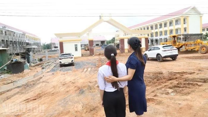 Cô giáo Lê Thị Lệ Thúy, Trường phổ thông nội trú tiểu học và trung học cơ sở xã biên giới Ia Rvê giới thiệu với học sinh về ngôi trường mới đang hoàn thiện.