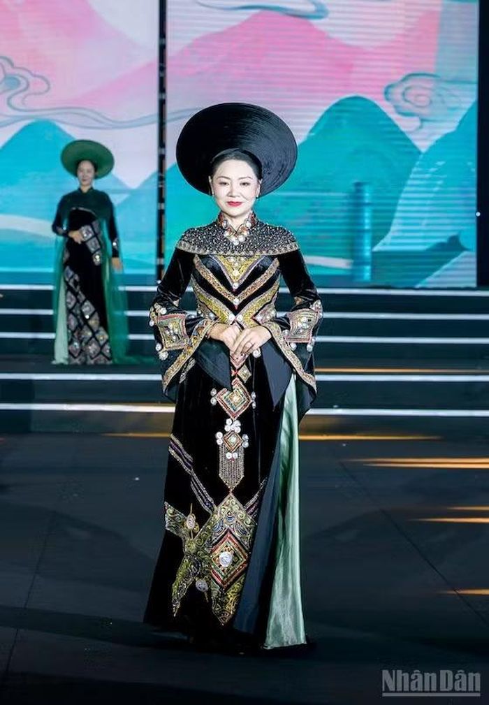 Nghệ sĩ Nhân dân Thúy Ngần, người có hơn 40 năm gắn bó với nghệ thuật chèo truyền thống, duyên dáng trong tà áo dài dân tộc.