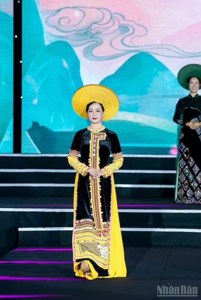 Nghệ sĩ Ưu tú Chiều Xuân cũng là một người dành tình cảm đặc biệt cho áo dài, thường xuyên chọn áo dài trong những dịp trang trọng.