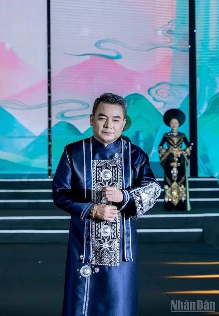 Nghệ sĩ Ưu tú Trịnh Mai Nguyên, Phó Giám đốc Nhà hát Kịch Việt Nam, gây ấn tượng trong lần đầu trình diễn thời trang.