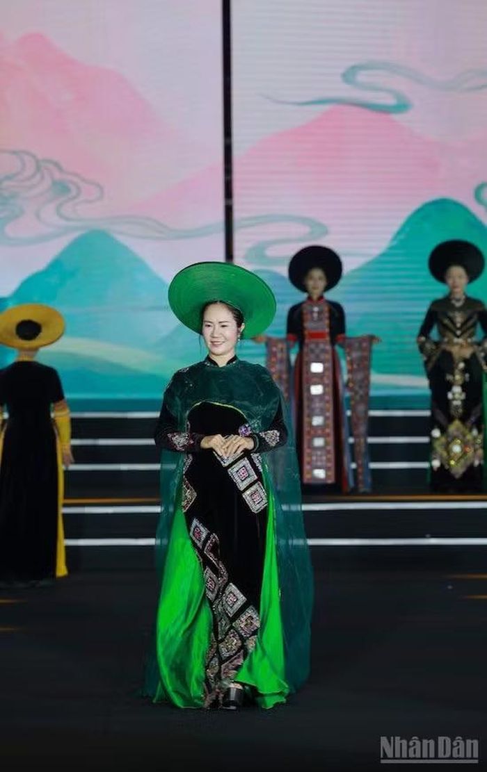 Nghệ sĩ Ưu tú Nguyệt Hằng cho biết, chị nhận lời tham gia bởi các thiết kế không chỉ đẹp mà còn có thể "kể" câu chuyện văn hóa Việt Nam tới bạn bè quốc tế.