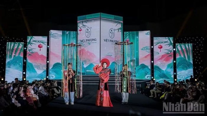 Nghệ sĩ ưu tú, diễn viên Quách Thu Phương trình diễn bộ trang phục vedette, lấy cảm hứng từ thổ cẩm H'Mông được 8 nghệ nhân hoàn thiện trong hơn 700 giờ.