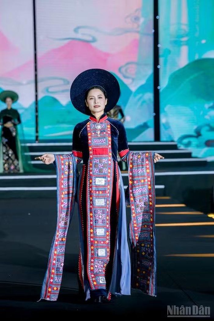 Nghệ sĩ Ưu tú Thúy Hà bày tỏ sự cảm phục đội ngũ nghệ nhân bởi toàn bộ sản phẩm được thực hiện bằng nhiều kỹ thuật thủ công như nhuộm, thêu tay, đính kết...