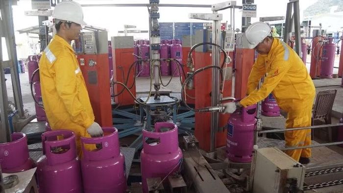 Công nhân chiết nạp gas tại Công ty cổ phần Kinh doanh LPG Việt Nam.