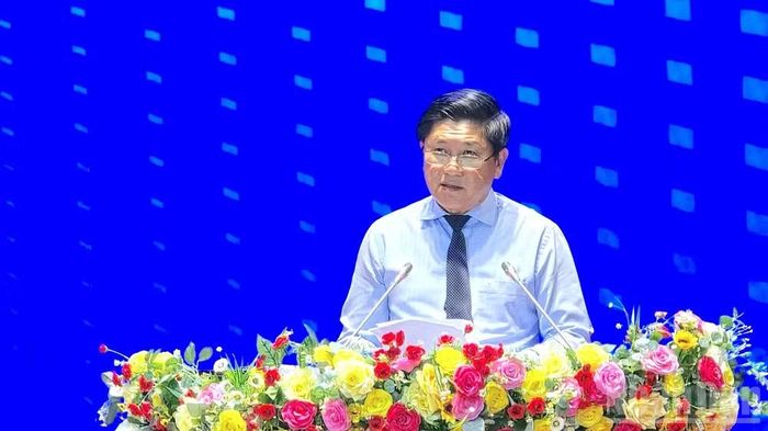 Phó Chủ tịch Ủy ban nhân dân tỉnh Cà Mau Lê Văn Sử nêu thực trạng về y tế Cà Mau tại hội nghị.