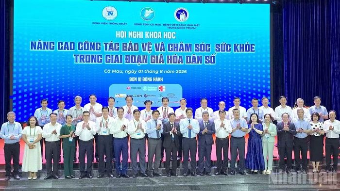 Các đại biểu tham dự hội nghị khoa học chụp ảnh lưu niệm.