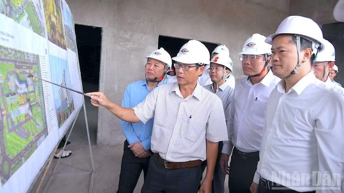Đoàn công tác của Bộ Y tế khảo sát thực tế Dự án Bệnh viện đa khoa Cà Mau quy mô 1.200 giường.
